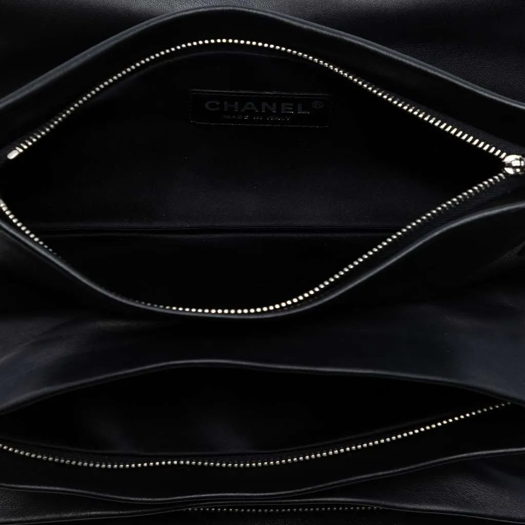 Chanel Lambskin Globe Emblem Clutch Black Leather Very good - Model View