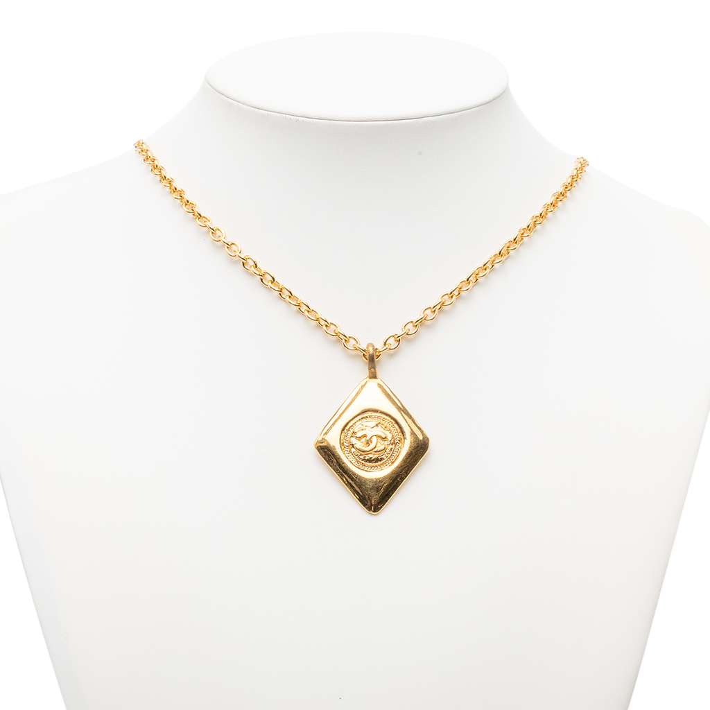 Chanel CC Gold Plated Diamond Shape Pendant Necklace Gold Metal Good condition - Box View