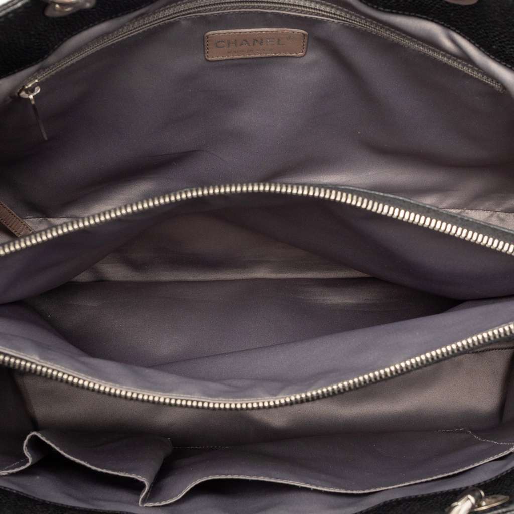 Chanel Caviar Grand Shopping Tote XL Black Leather Good condition - Model View
