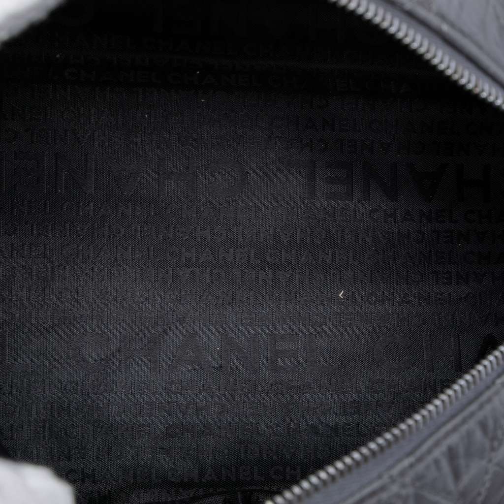 Chanel Small Distressed Lambskin Lady Braid Tote Black Leather Good condition - Model View