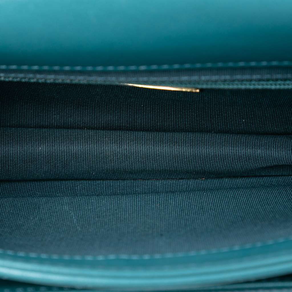 Chanel Mini Quilted Calfskin and Caviar Chain Handle Flap Blue Leather Good condition - Model View