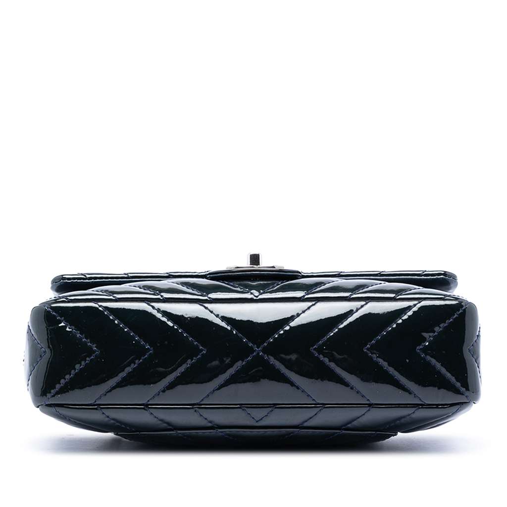 Chanel Small Classic Chevron Patent Single Flap Blue Leather Good condition - Inside View