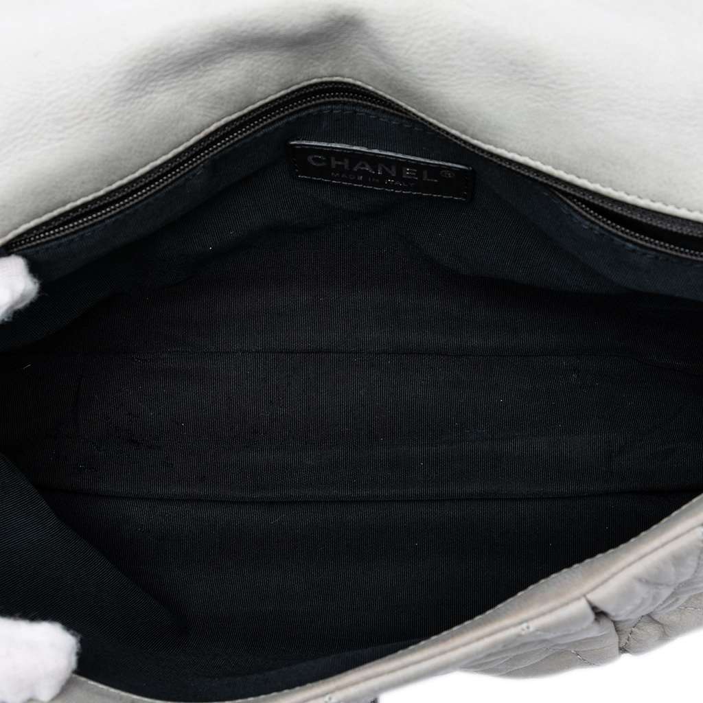 Chanel Large Quilted Iridescent Calfskin Coco Pleats Flap Grey Leather Good condition - Model View