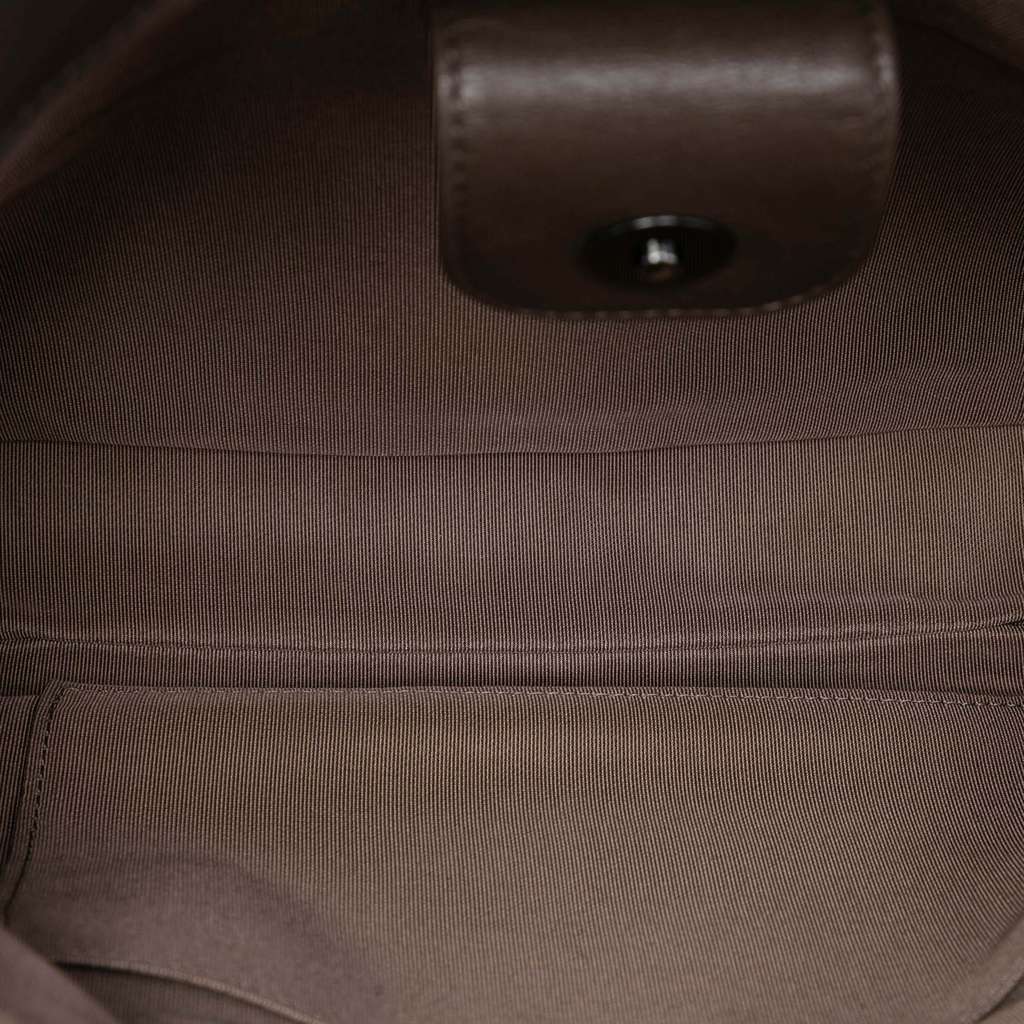 Chanel CC Tweed Clasp Flap Purple Tweed Good condition - Model View