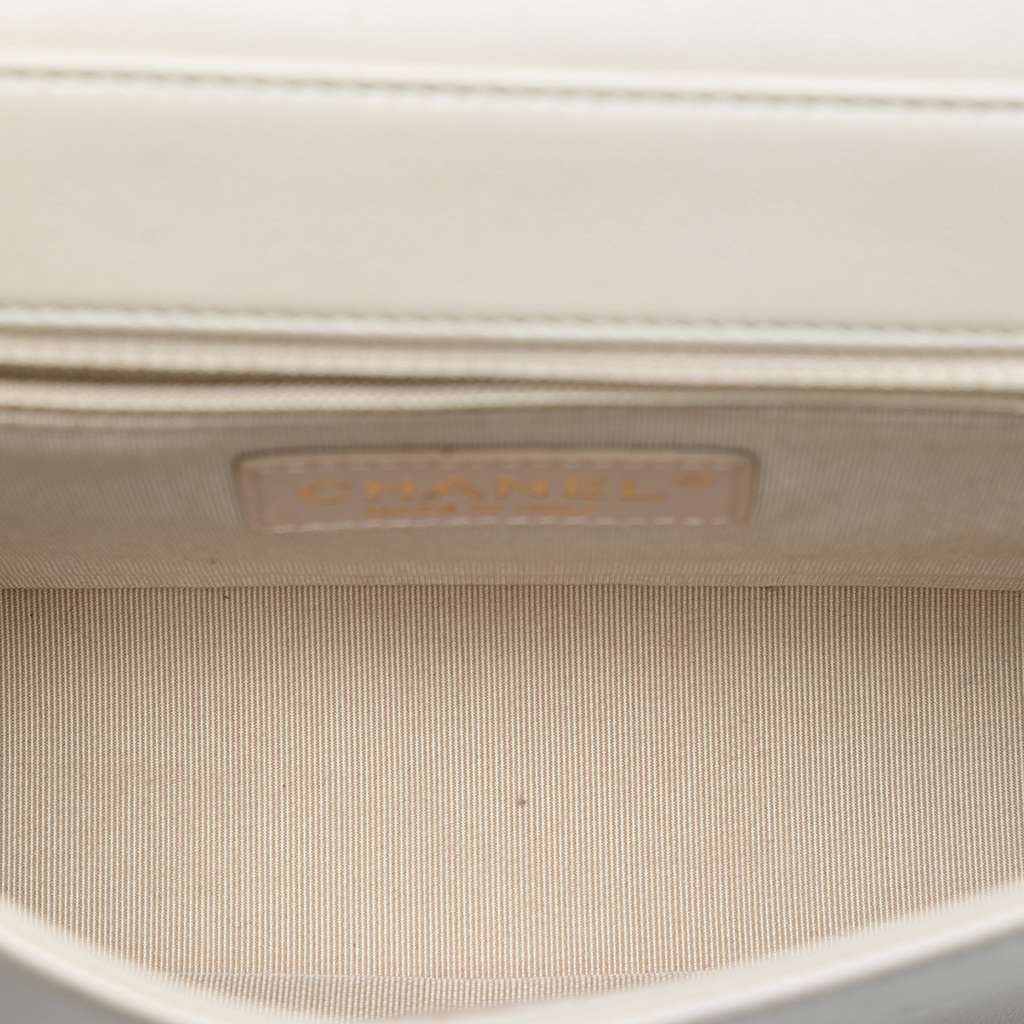 Chanel Medium Chevron Sheepskin Mademoiselle Vintage Flap White Leather Good condition - Model View