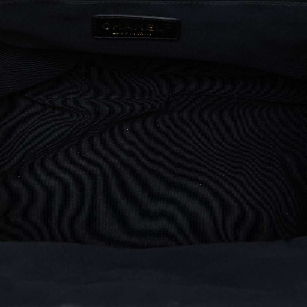 Chanel CC Lambskin Chic Knot Chain Shoulder Bag Black Leather Good condition - Model View