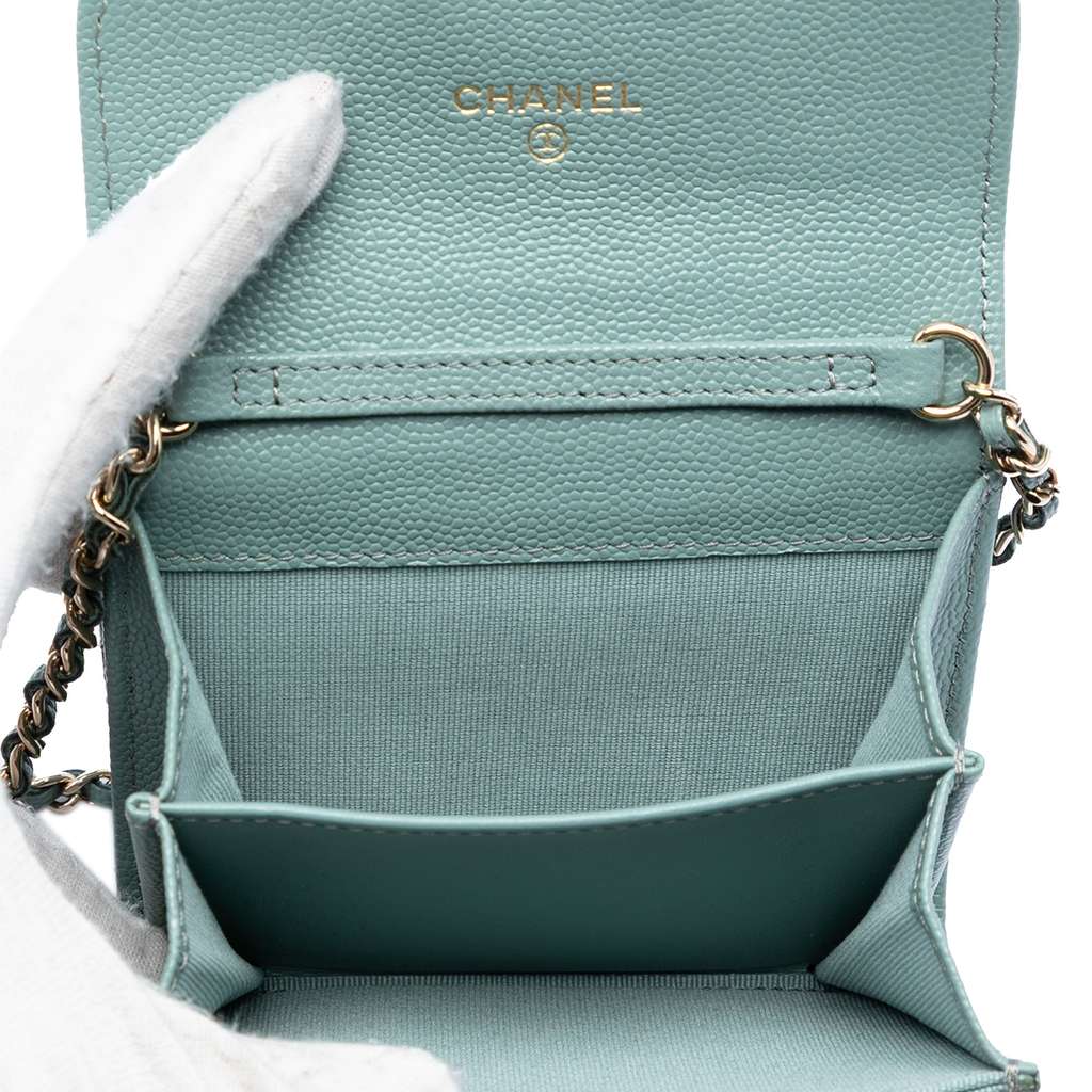 Chanel CC Quilted Caviar Flap Card Holder On Chain Blue Leather Good condition - Model View