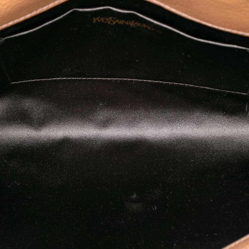 Saint Laurent Large Textured Patent Monogram Belle De Jour Clutch Brown Leather Good condition - Model View