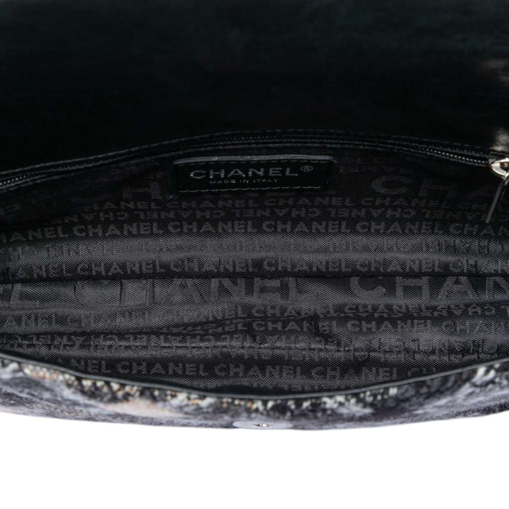Chanel Quilted Tweed East West Flap Grey Tweed Good condition - Model View