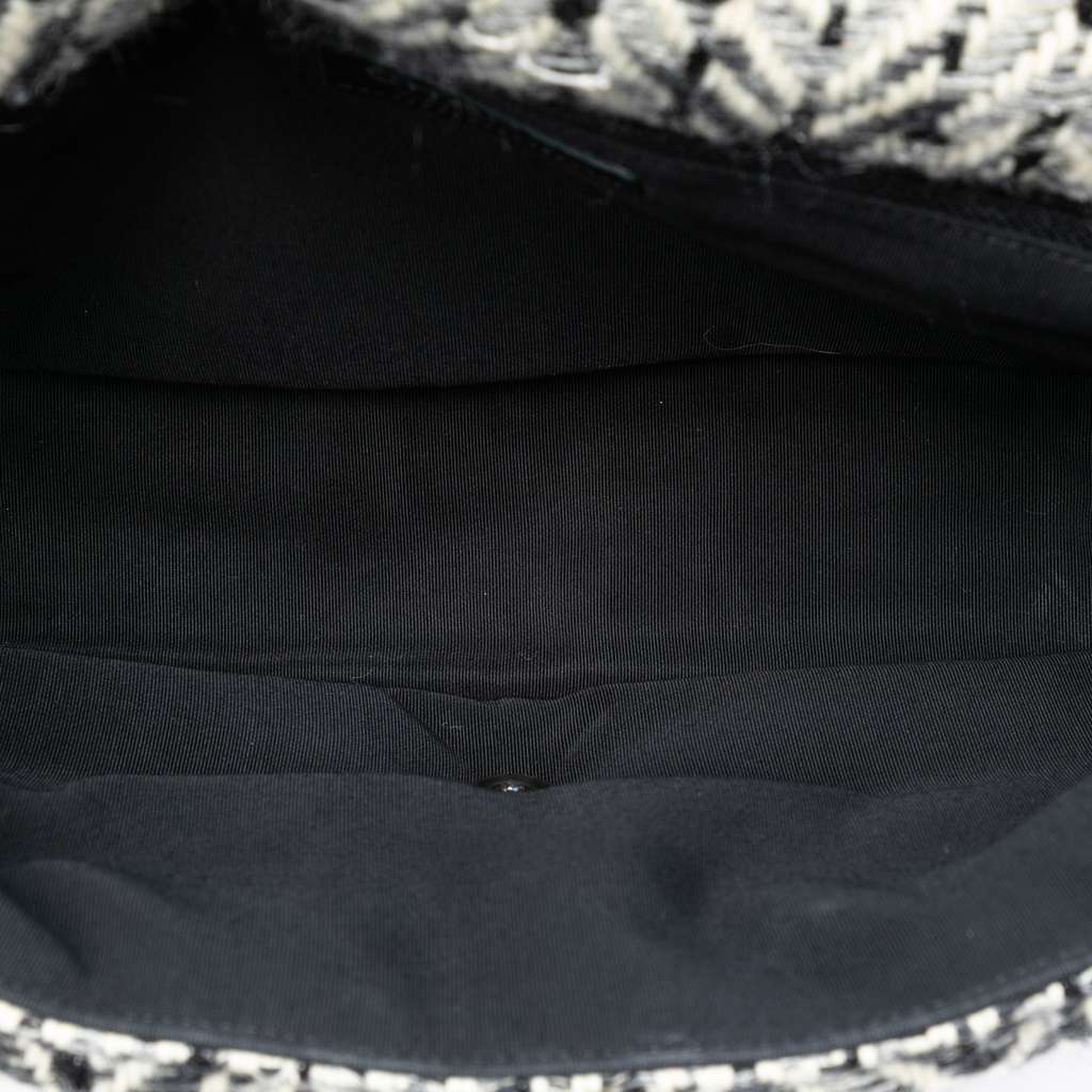 Chanel CC Herringbone Tweed Flap Black Tweed Good condition - Model View