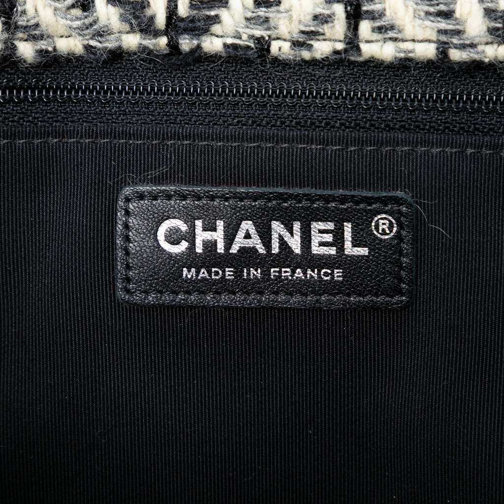Chanel CC Herringbone Tweed Flap Black Tweed Good condition - Box View