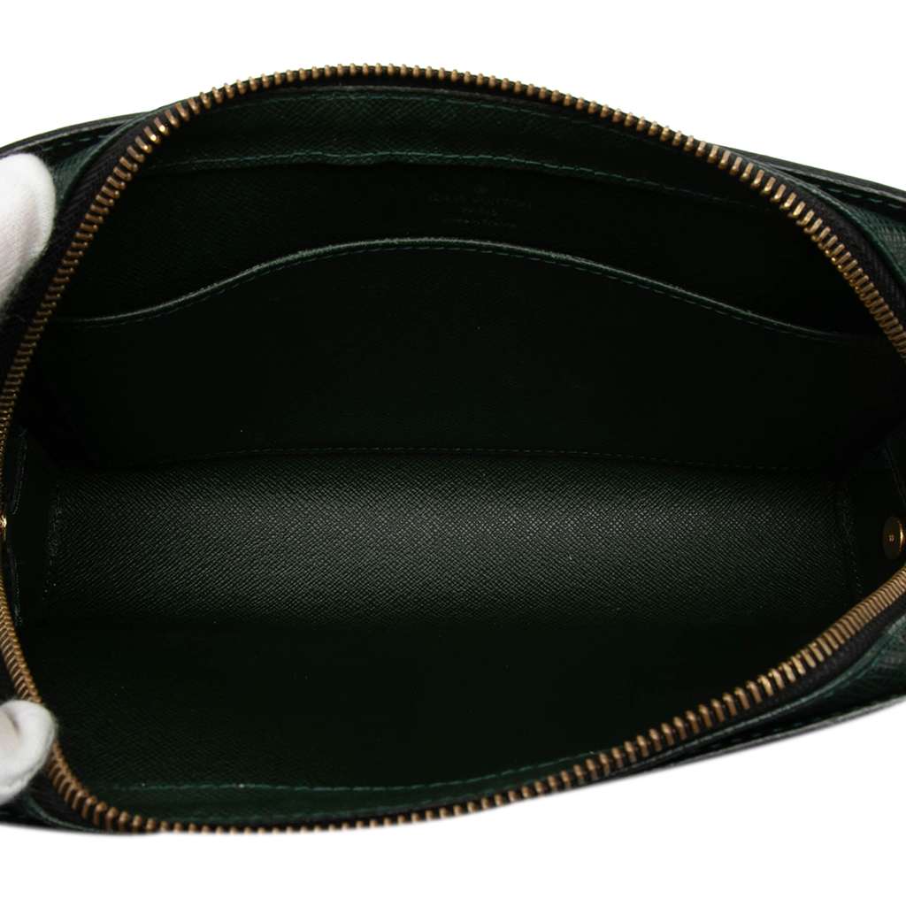 Louis Vuitton Taiga Pochette Baikal Green Leather Fair condition - Model View