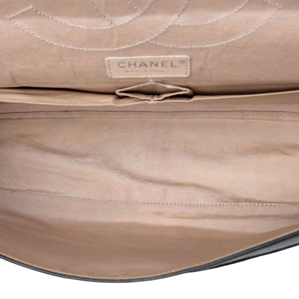 Chanel Maxi Embossed Calfskin 31 Rue Cambon Reissue 2.55 Double Flap Black Leather Good condition - Model View