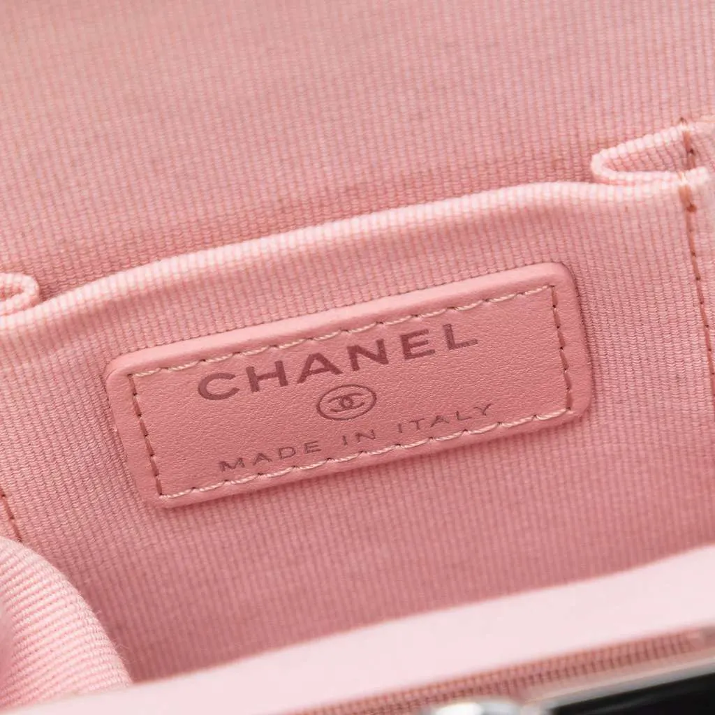 Chanel Lambskin and Acrylic Kiss Clutch with Chain White Leather Very good - Box View
