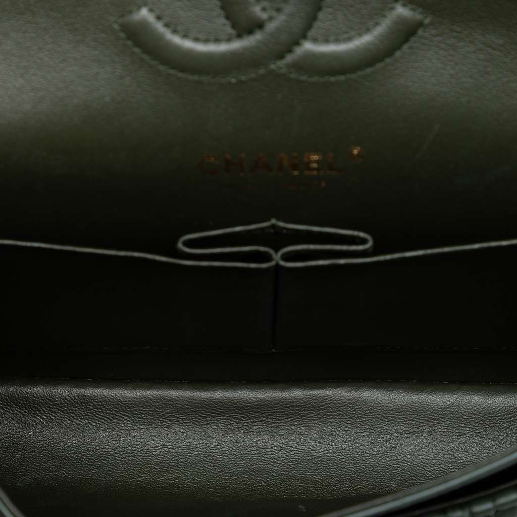 Chanel Medium Classic Chevron Calfskin Pleated Double Flap Green Leather Good condition - Model View