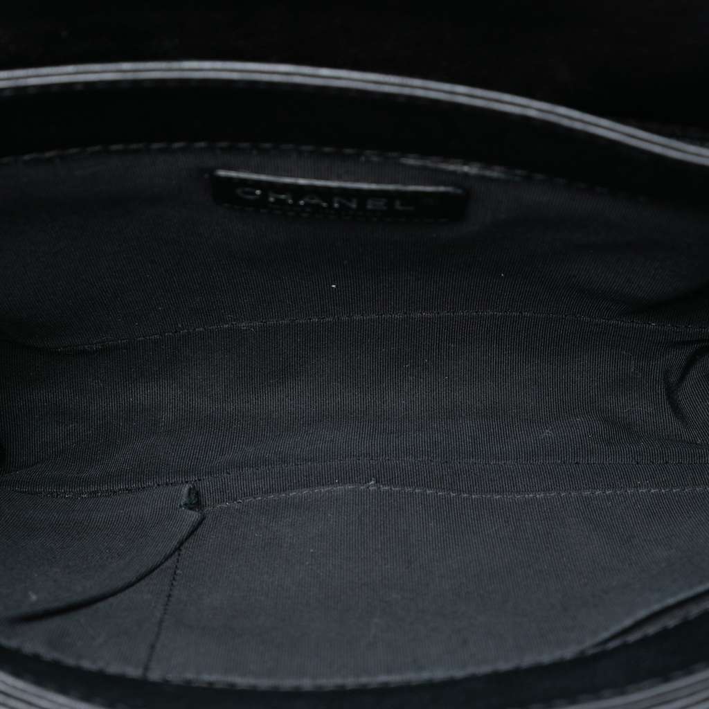 Chanel Medium Calfskin Boy Reverso Flap Black Leather Good condition - Model View