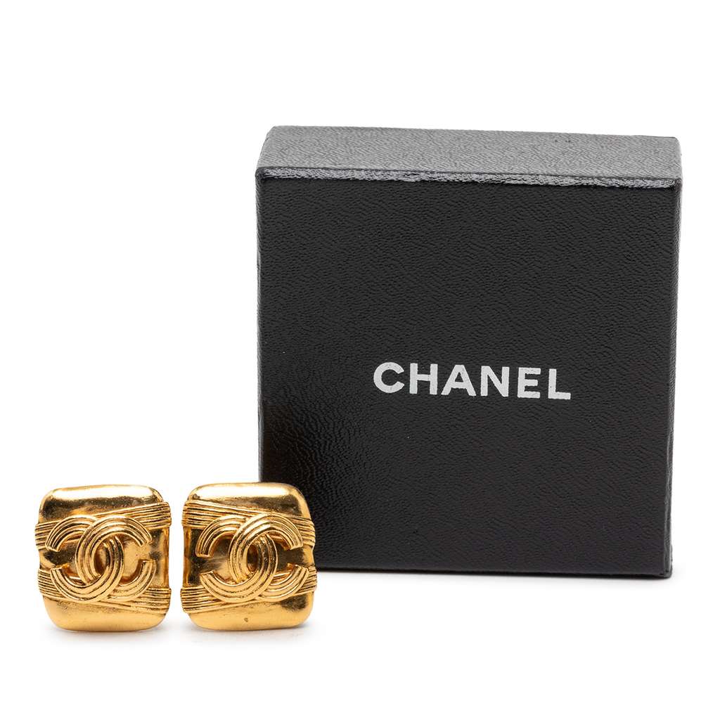 Chanel Gold Plated Wrapped CC Clip On Earrings Gold Metal Good condition - Model View
