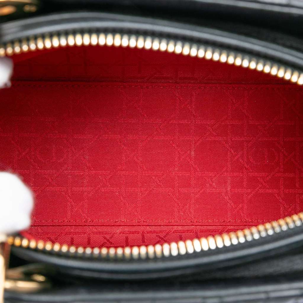 Dior Medium Lambskin Cannage Lady Dior Black Leather Good condition - Model View