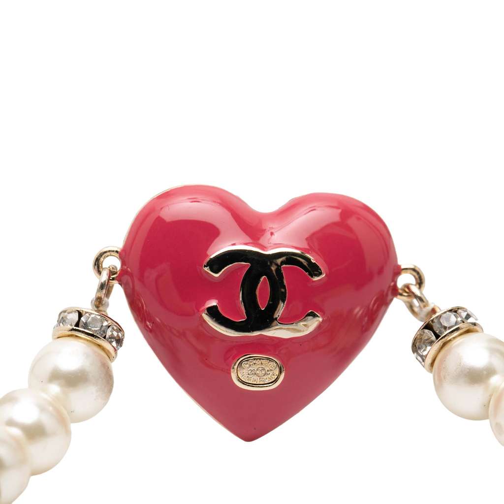 Chanel CC Gold Plated Resin Crystal Faux Pearl Chain Heart Bracelet Gold Metal Good condition - Model View