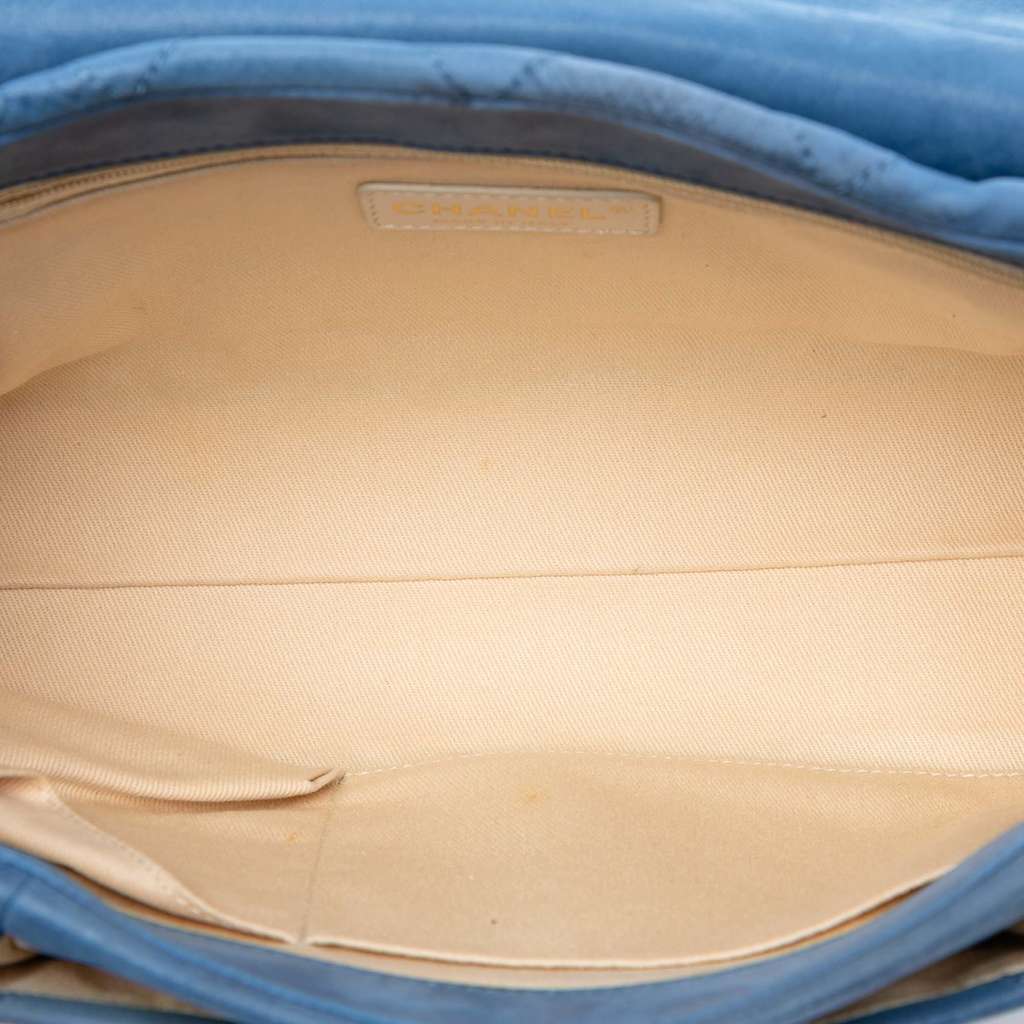 Chanel Large Quilted Iridescent Calfskin Chic Quilt Flap Blue Leather Good condition - Model View