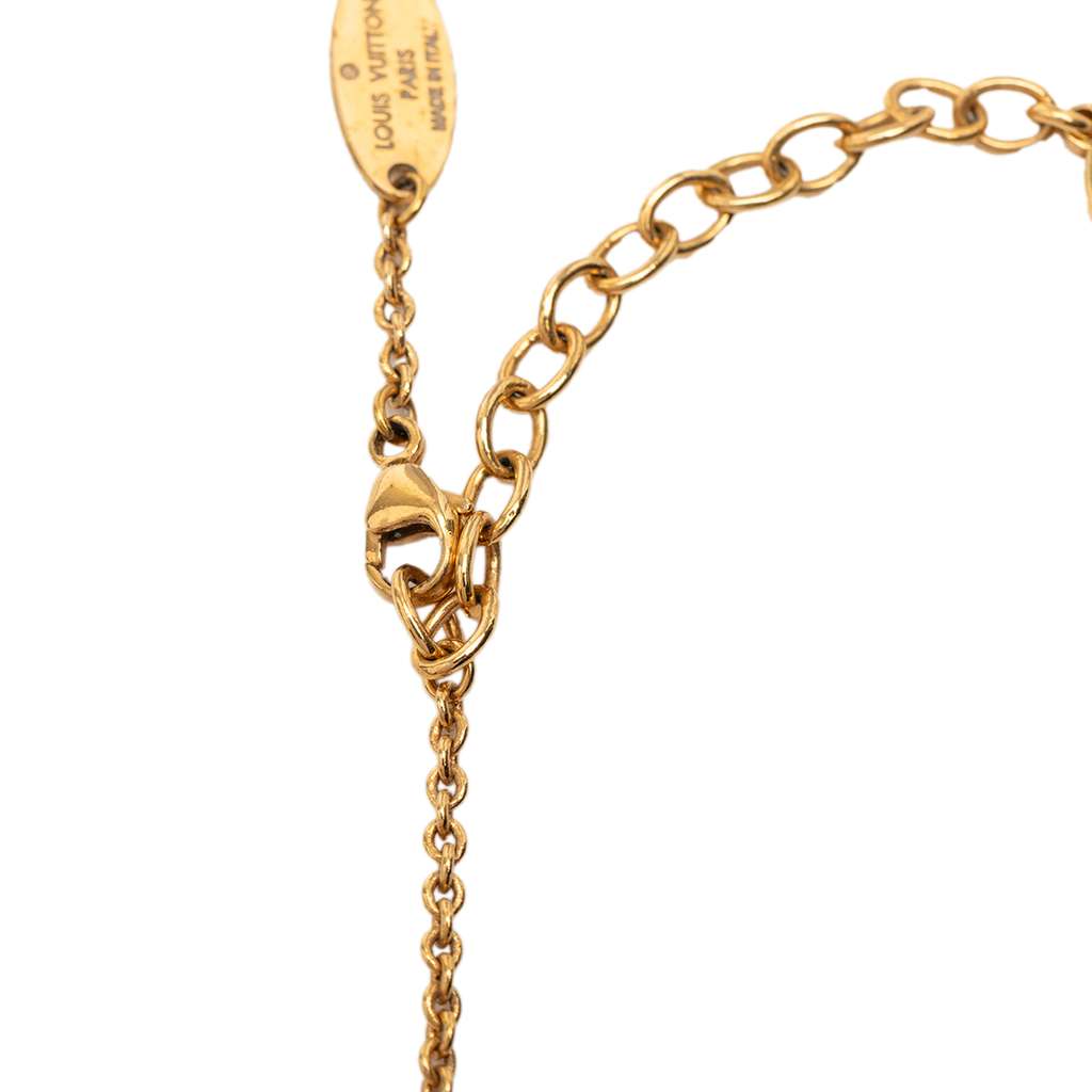 Louis Vuitton Gold Plated Essential V Necklace Gold Metal Good condition - Model View