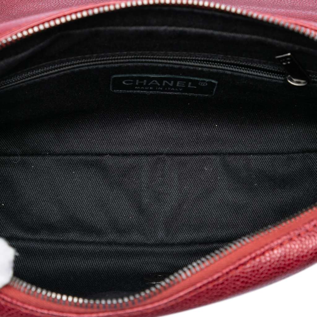 Chanel Medium Quilted Iridescent Caviar Easy Flap Red Leather Good condition - Model View