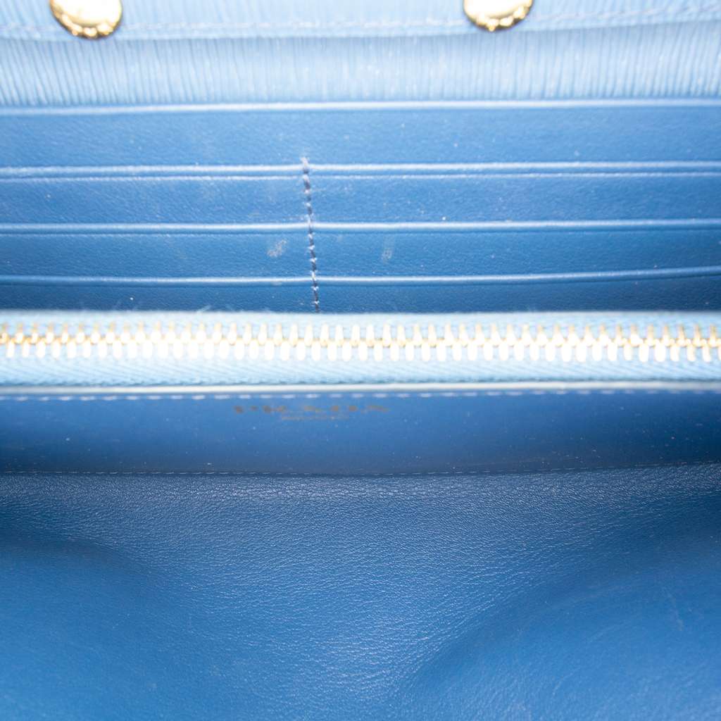 Prada Saffiano Wallet On Chain Blue Leather Good condition - Model View