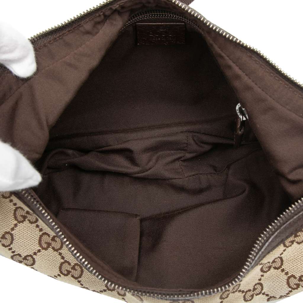 Gucci GG Canvas Crossbody Beige Canvas Good condition - Model View