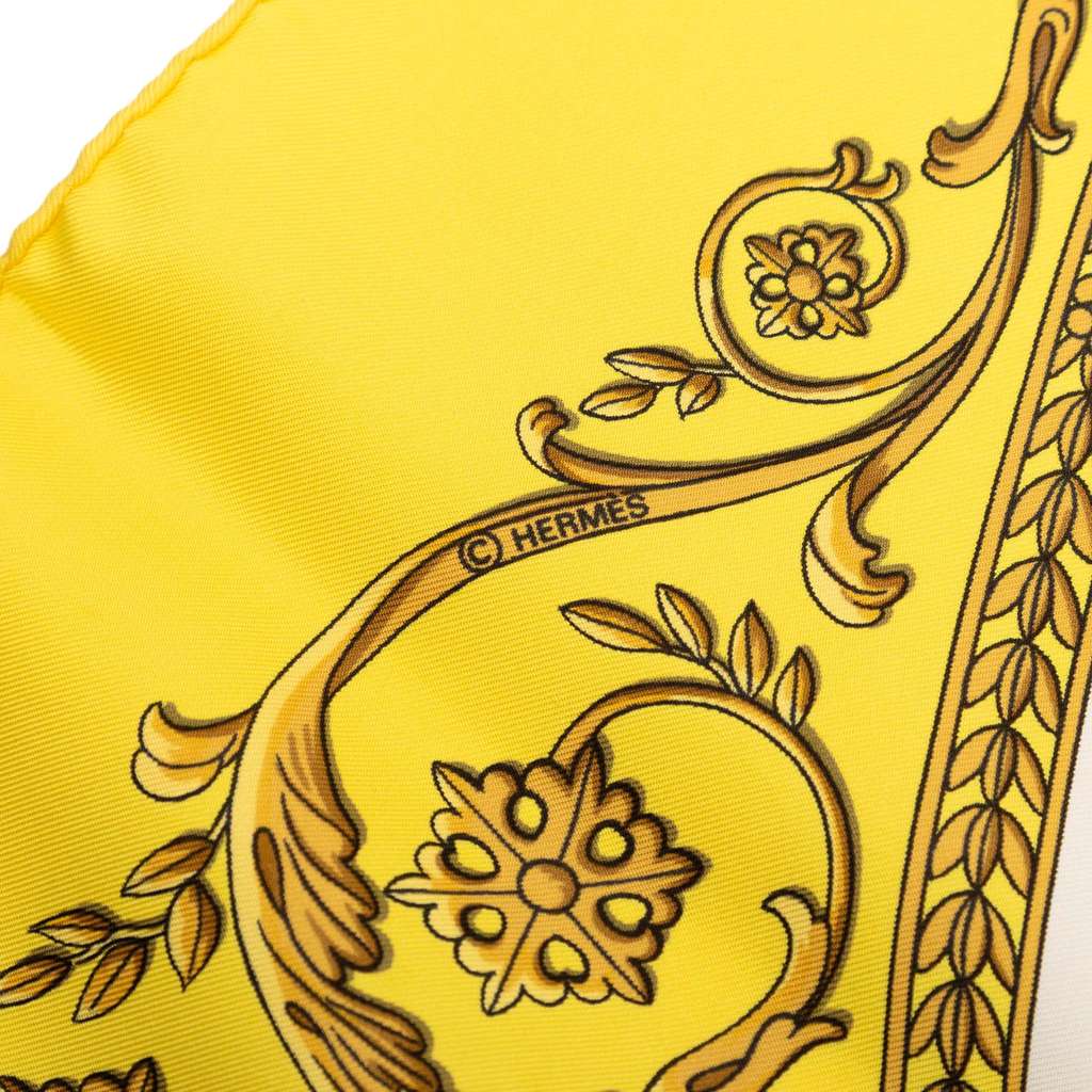 Hermès La Promenade De Longchamps Silk Scarf 90 White Silk Good condition - Model View