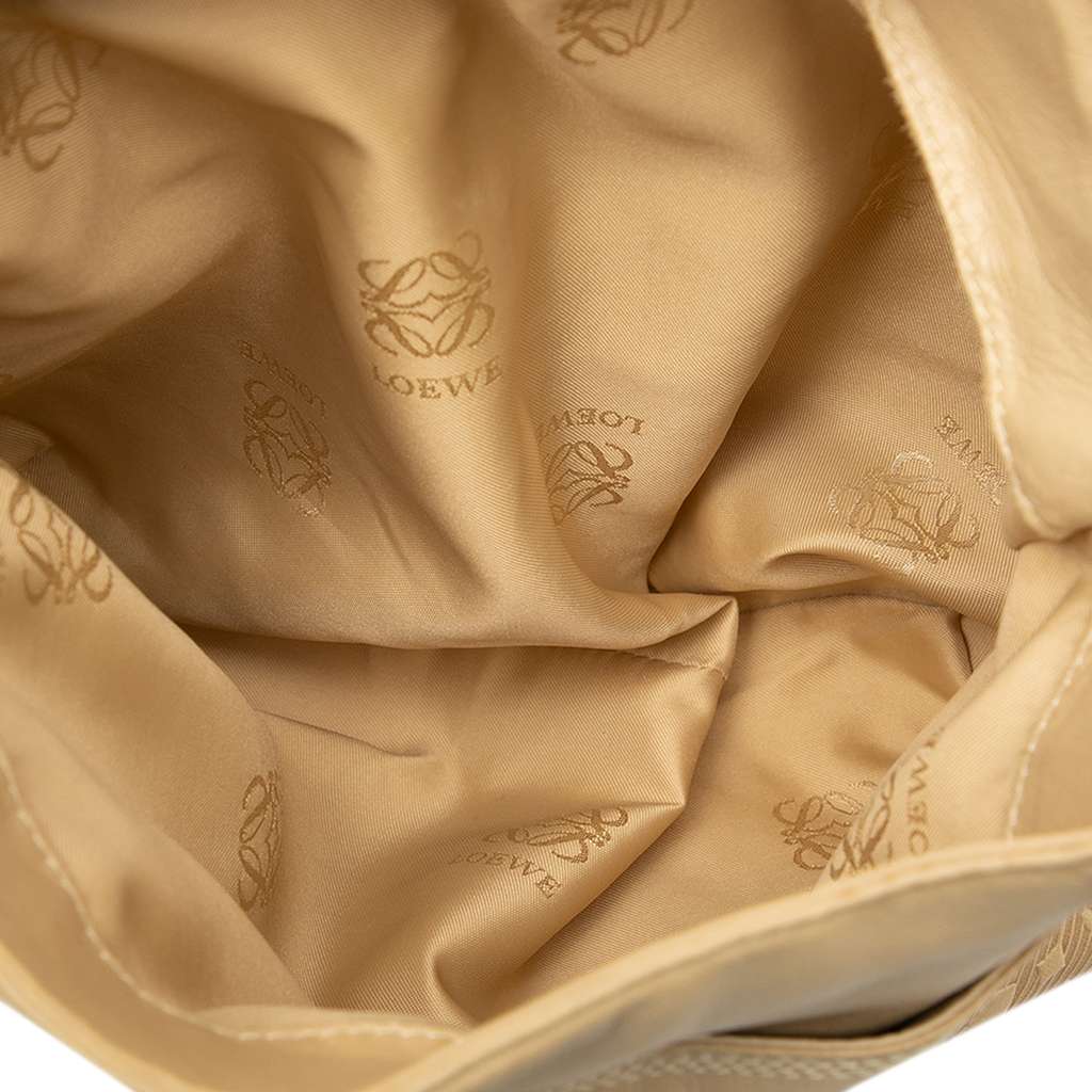 Loewe Leather Anagram Shoulder Bag Beige Leather Good condition - Model View