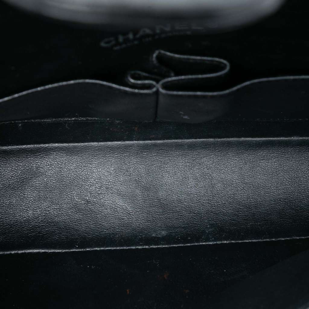 Chanel Medium Classic Chevron Lambskin So Black Double Flap Black Leather Good condition - Model View