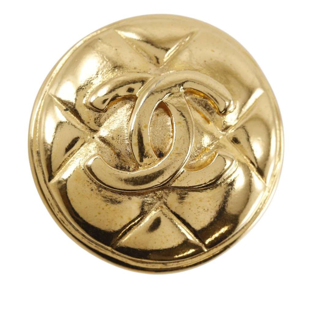 Chanel CC Quilted Gold Plated Round Clip On Earrings Gold Metal Good condition - Model View