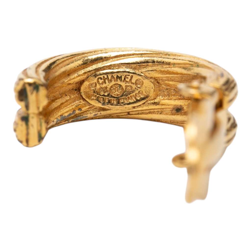 Chanel CC Gold Plated Clip On Earrings Gold Metal Good condition - Model View