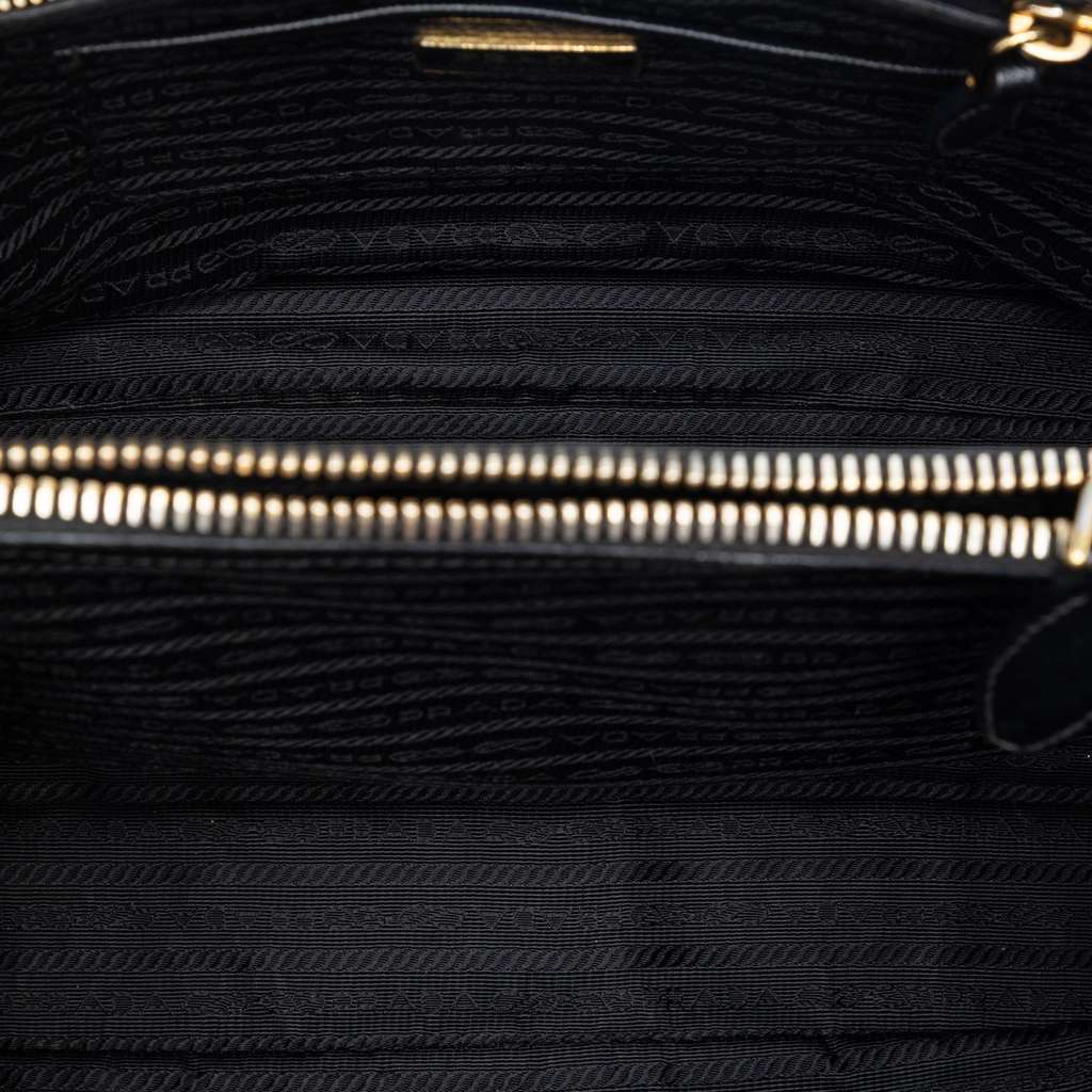 Prada Saffiano Lux Parabole Tote Black Leather Good condition - Model View