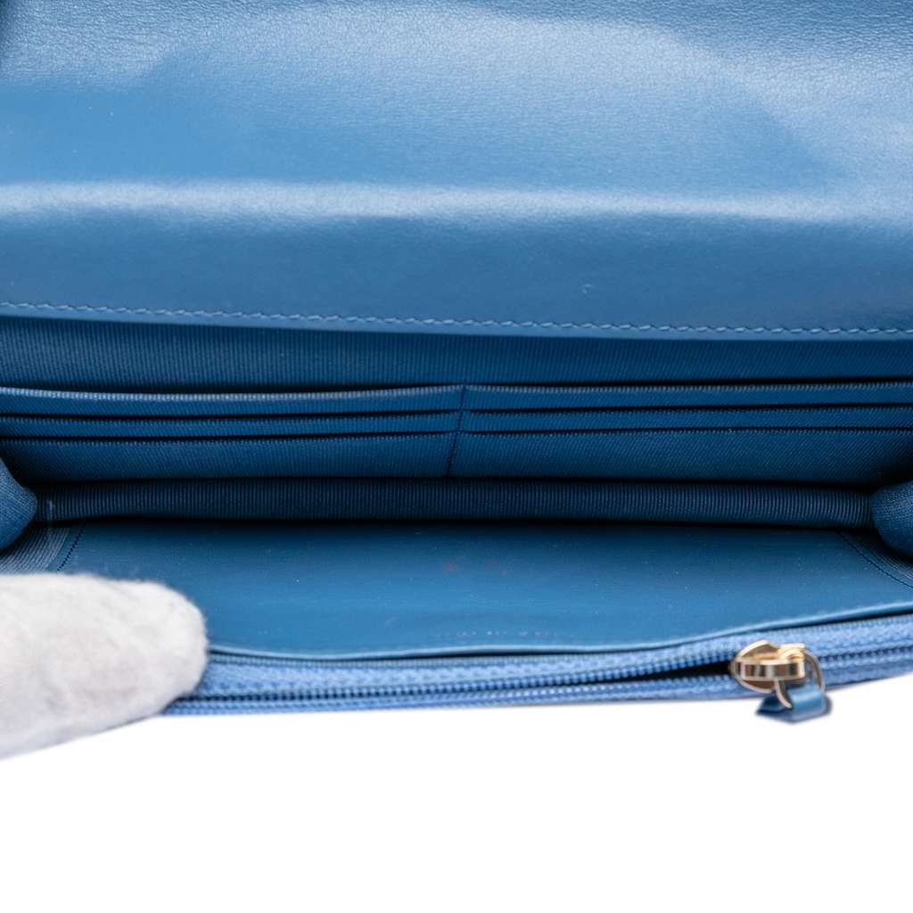 Chanel Denim 19 Flap Wallet On Chain Blue Denim Good condition - Model View