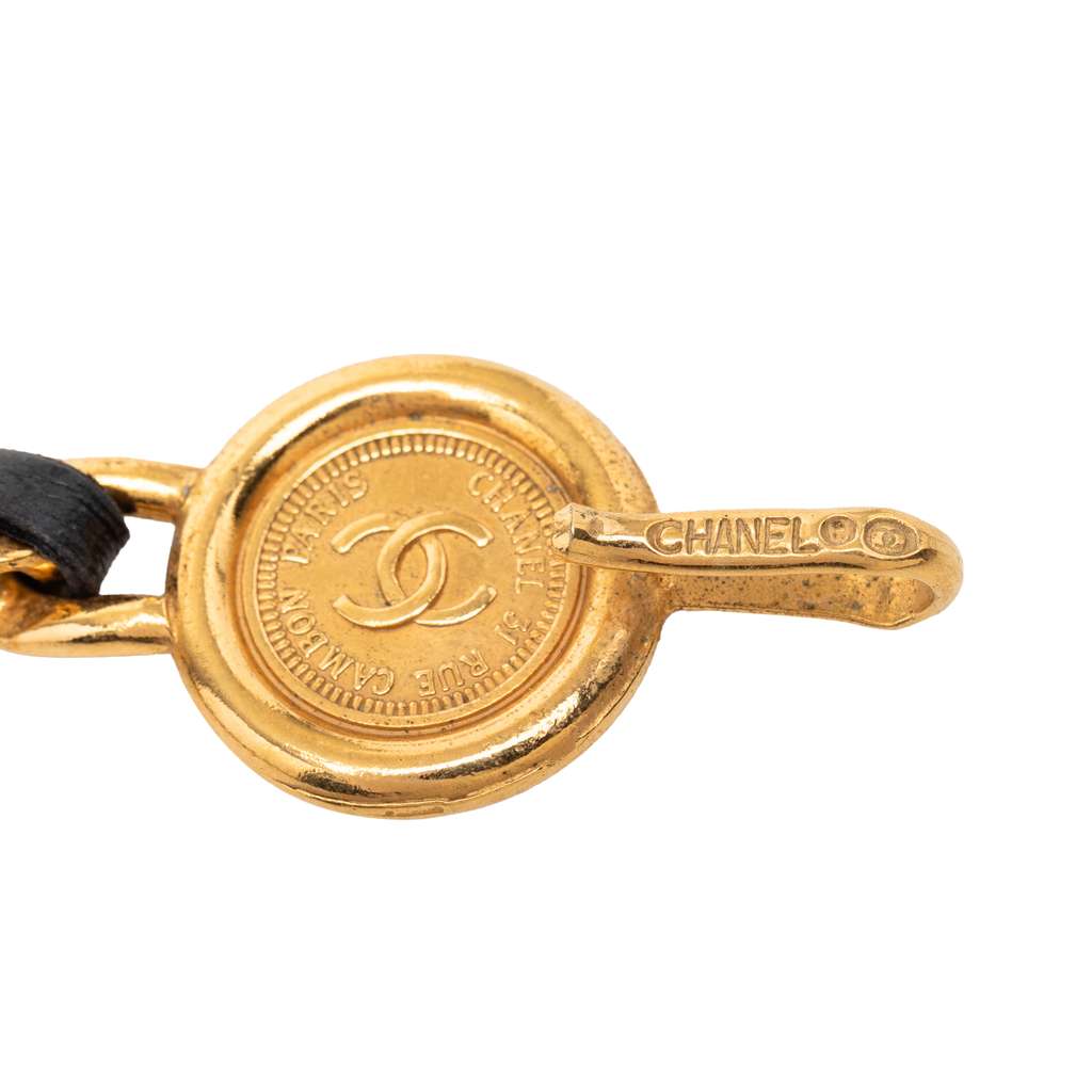 Chanel Gold Plated Leather Woven 31 Rue Cambon Medallion Chain Belt Gold Metal Good condition - Model View