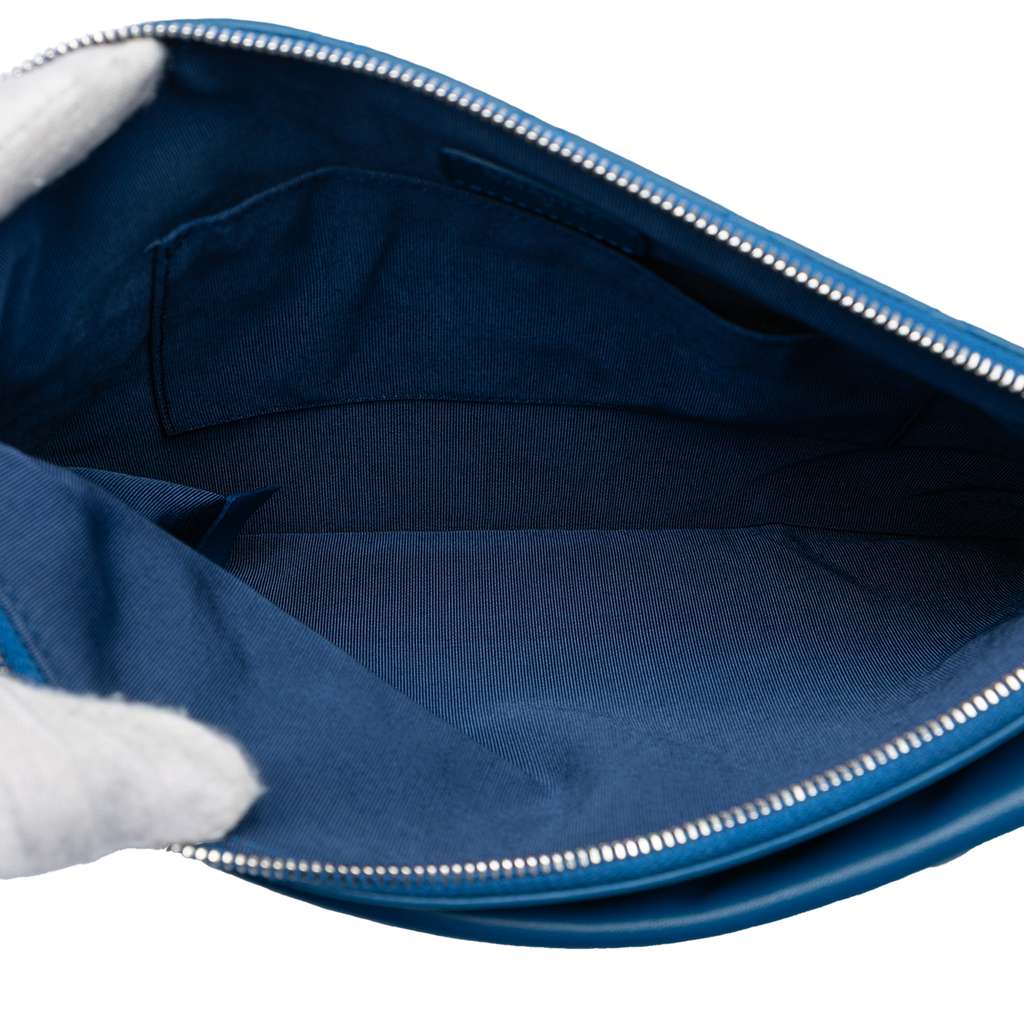 Chanel CC Quilted Tweed and Lambskin Pouch Blue Tweed Good condition - Model View