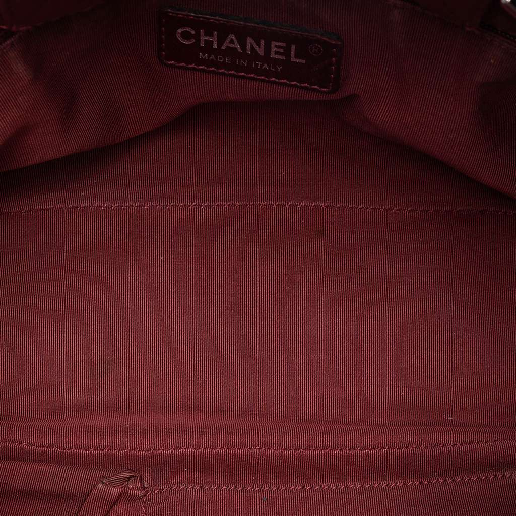 Chanel Quilted Caviar Shopping Tote Red Leather Good condition - Model View