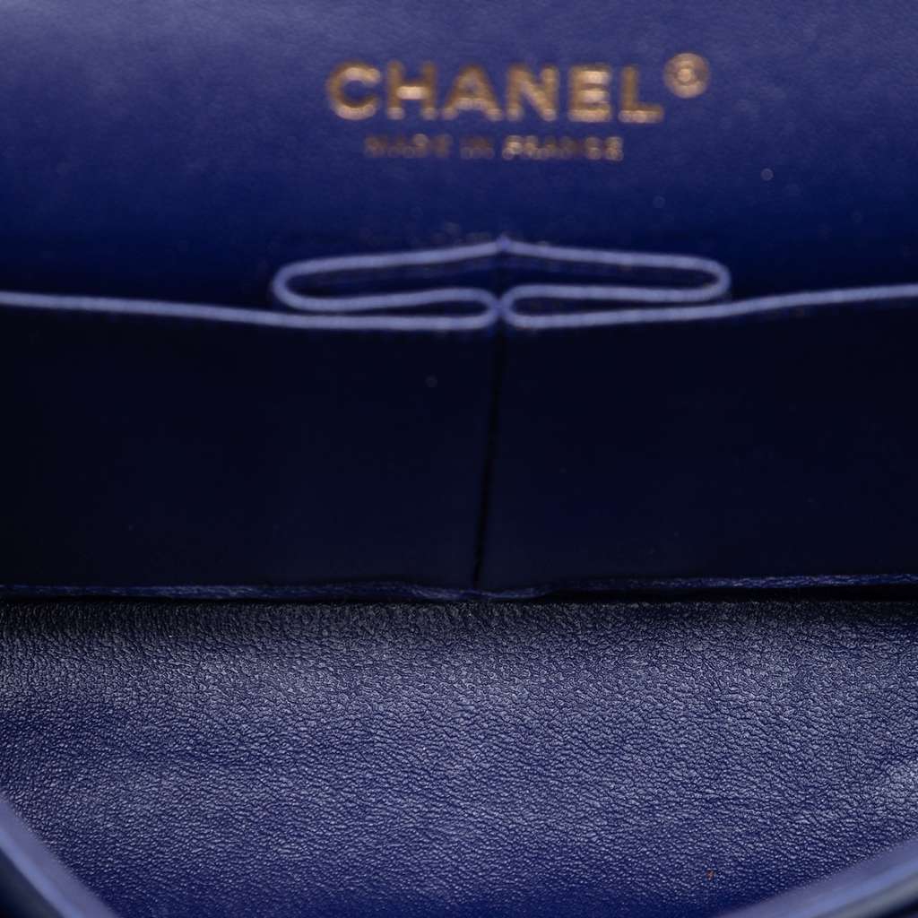 Chanel Medium Classic Chevron Lambskin Double Flap Blue Leather Good condition - Model View