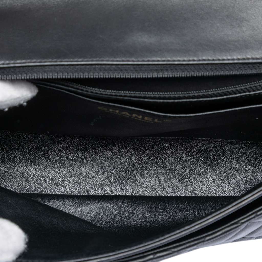 Chanel Medium Classic Lambskin Valentines Heart Charms Single Flap Black Leather Good condition - Model View