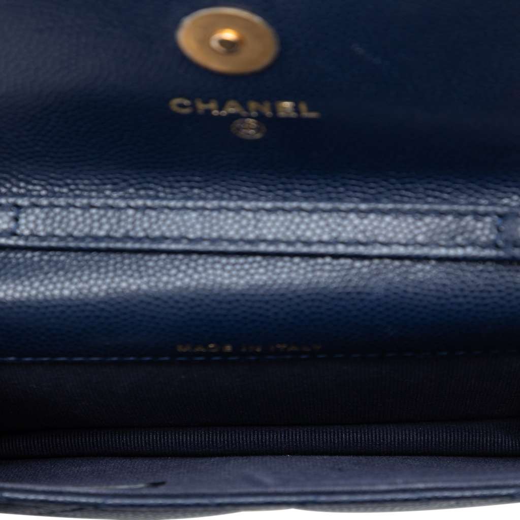 Chanel Quilted Caviar Twist Your Buttons Coin Purse With Chain Blue Leather Good condition - Model View