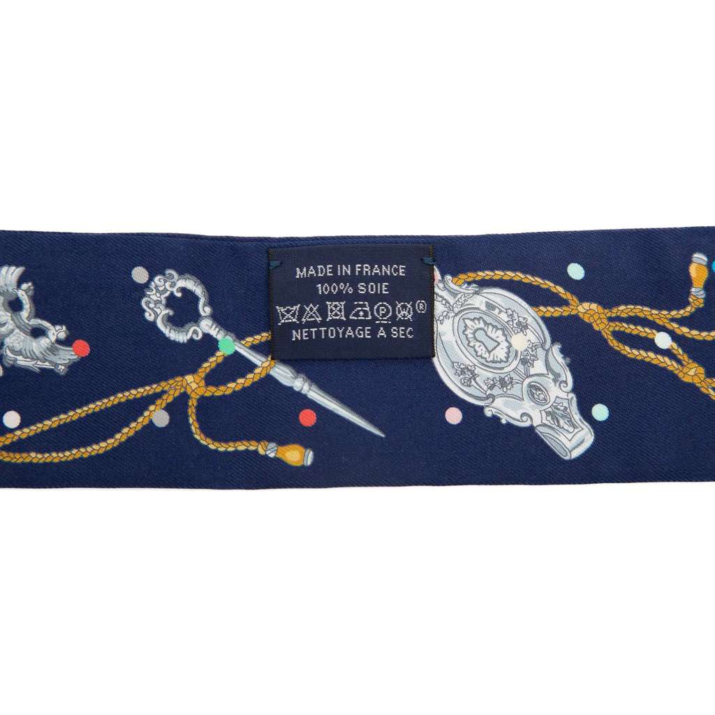 Hermès Les Cles a Pois Silk Twilly Scarf Blue Silk Good condition - Model View