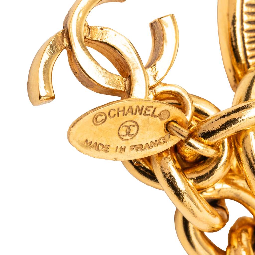 Chanel CC Gold Plated Medallion Necklace Gold Metal Good condition - Model View