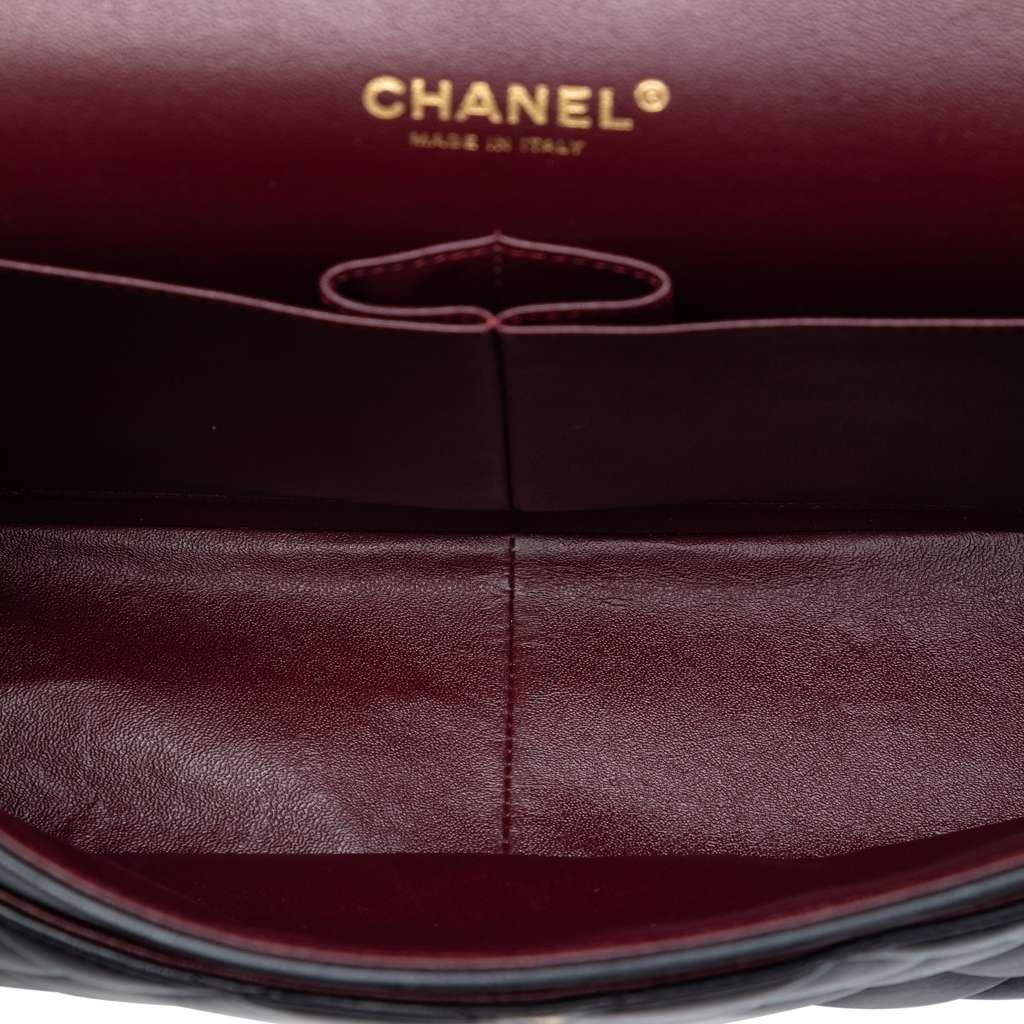 Chanel Jumbo Classic Lambskin Double Flap Black Leather Good condition - Model View