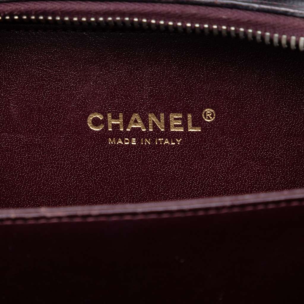 Chanel Small Quilted Caviar Filigree Vanity Case Red Leather Good condition - Box View