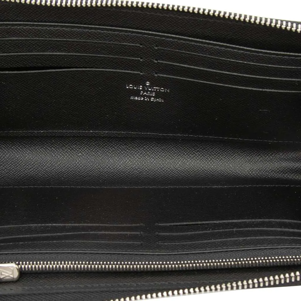 Louis Vuitton Taiga Zippy Dragonne Wallet Black Leather Very good - Model View
