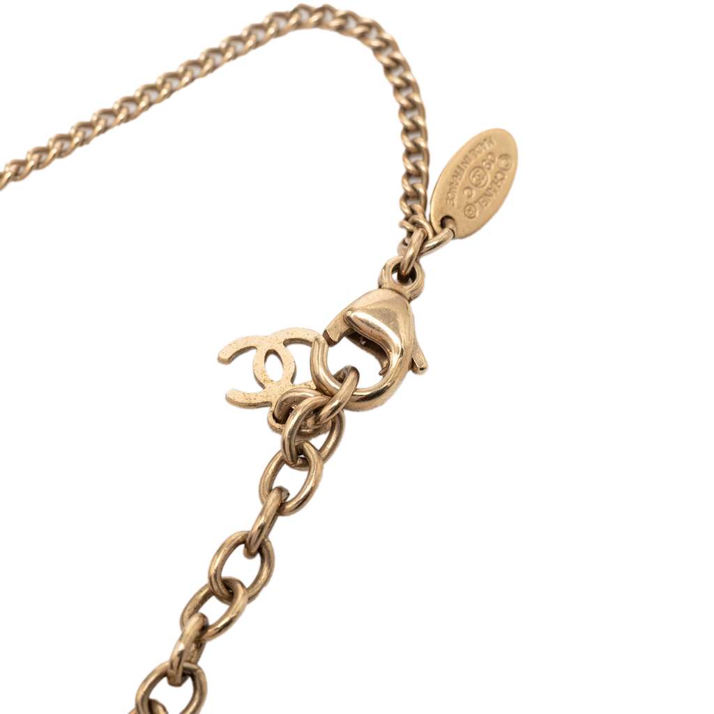 Chanel CC Gold Plated Resin Strass Dome Pendant Necklace Pink Metal Good condition - Model View