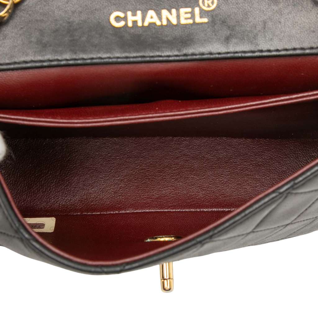 Chanel CC Quilted Lambskin Bijoux Chain Curved Full Flap Black Leather Good condition - Model View