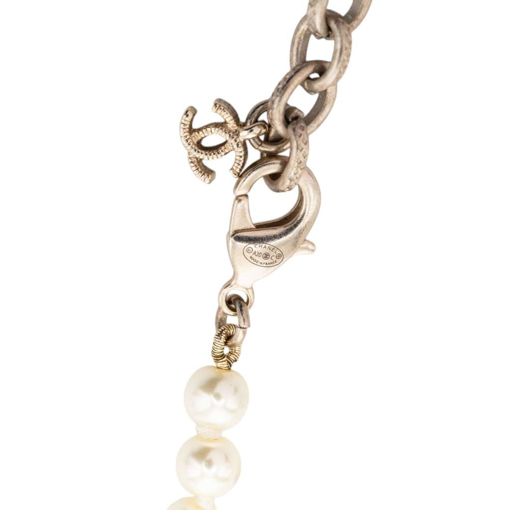 Chanel CC Gold Plated and Faux Pearl Rhinestones Long Necklace White Good condition - Model View