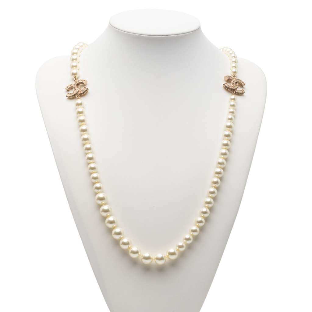 Chanel CC Gold Plated and Faux Pearl Rhinestones Long Necklace White Good condition - Box View